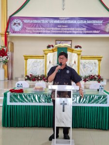 Sek DPD PIKI SULUT Dr. Goinpiece Tumbel saat memberikan sambutan