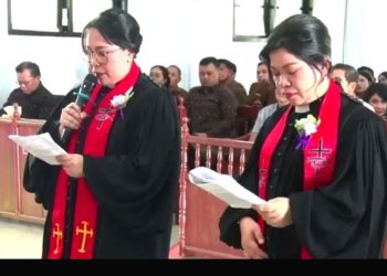 Pdt. Wenny Lefina Pangkey dan Pdt. Natalia Christie Wokas, S.Teol di acara Pengutusan dan Penerimaan