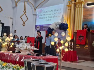 Pdt. Wenny Pangkey, S.Teol dan Keluarga