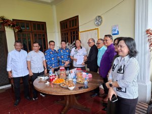 Ko Denny Sondakh Saat Memberikan Sertifikat Bangunan Bait Suci Lembeh Kepada BPMS GMIM