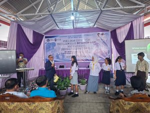 peserta sosialisasi saat memberikan pertanyaaan